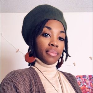 Meet your Posher, Akia